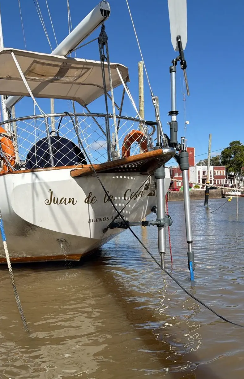 Modern sailboat fitted with advanced mechanical self-steering technology
